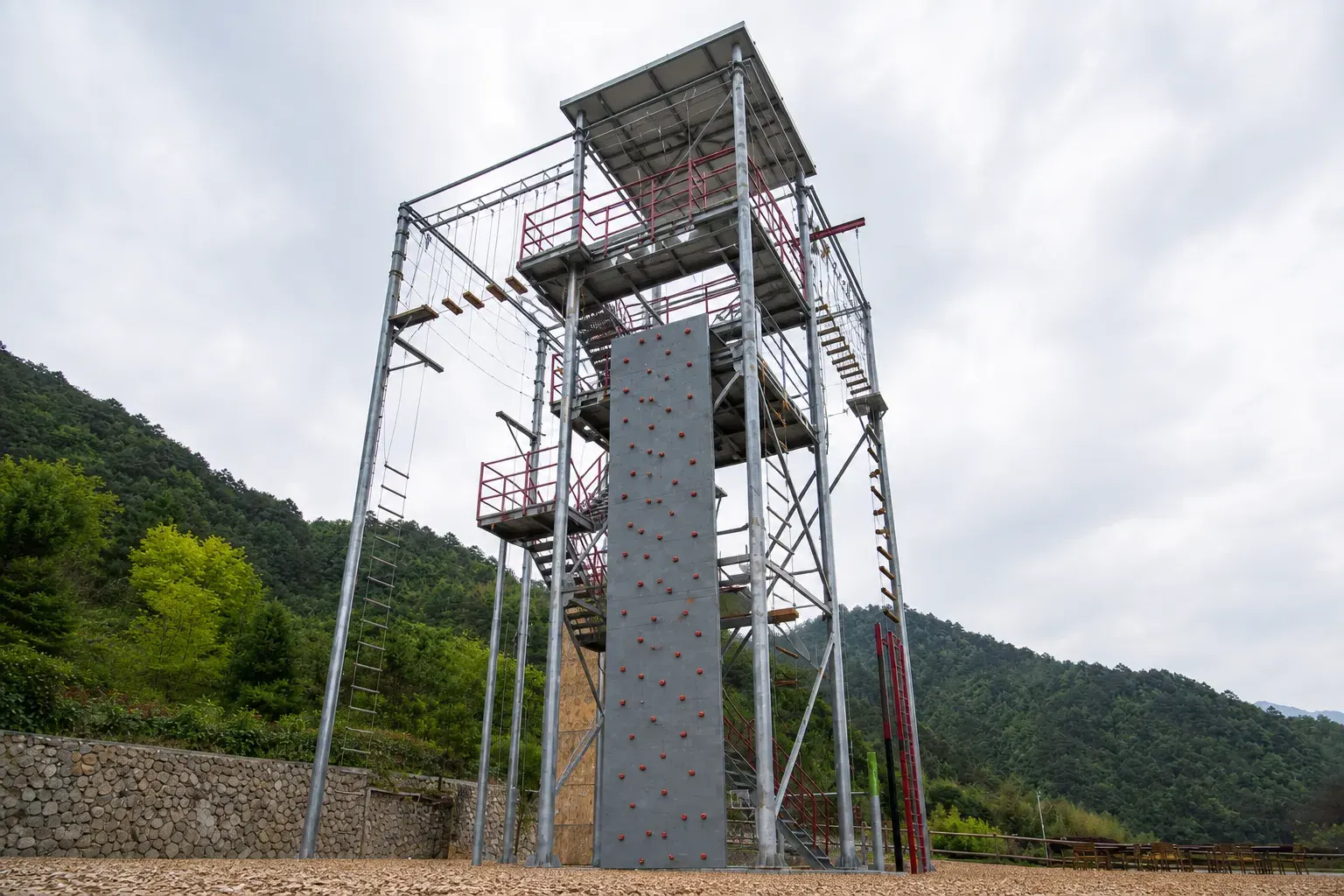 某景区户外拓展训练基地 · 仰视全貌（2/4）