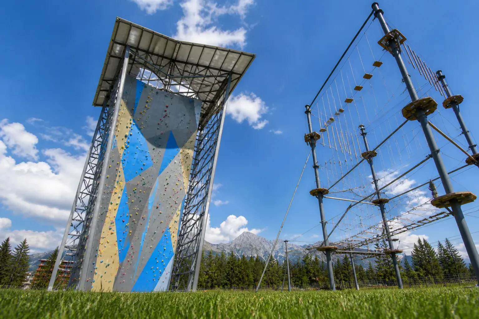 如何选择拓展器材建设训练基地 · 基地全景俯视（3/3）