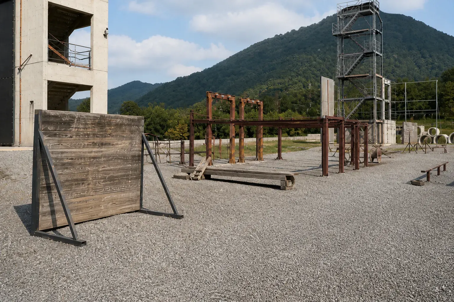 应急救援技能大赛与训练道具观察 · 障碍与绳索近景（2/3）